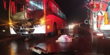 Batida entre ônibus e moto causa morte de homem de 40 anos na DF-180