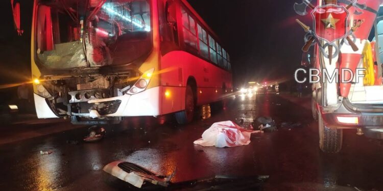 Batida entre ônibus e moto causa morte de homem de 40 anos na DF-180