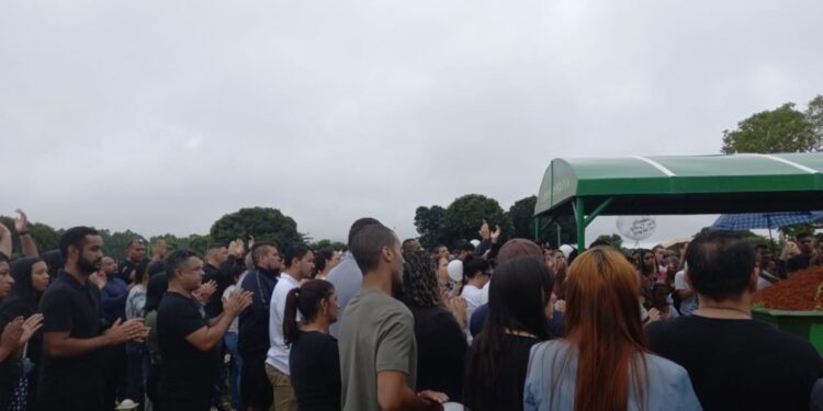 Amigos e parentes dão adeus a jovem que morreu em TAF: “Podia ser eu”