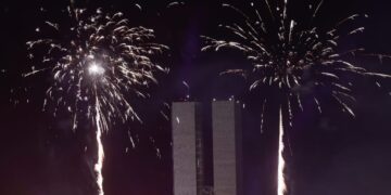 Brasilienses recebem 2024 com espetáculo de fogos na Esplanada