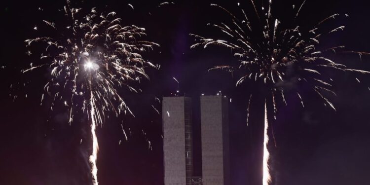 Brasilienses recebem 2024 com espetáculo de fogos na Esplanada