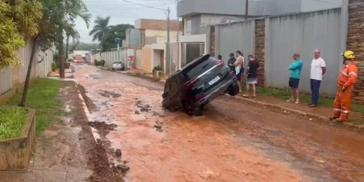 Buraco aberto em pista “suga” carros durante chuvas no DF. Vídeos