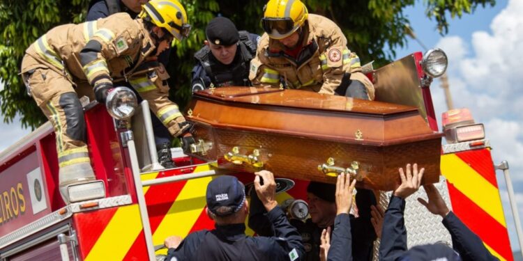 Com salva de tiros e homenagens, PM morto por sargento é enterrado