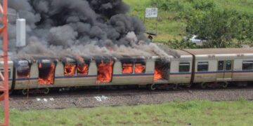 Fogo no metrô: passageiros desembarcaram de trem após alerta de falha