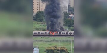 Trem do metrô do DF pega fogo em Águas Claras; veja vídeos