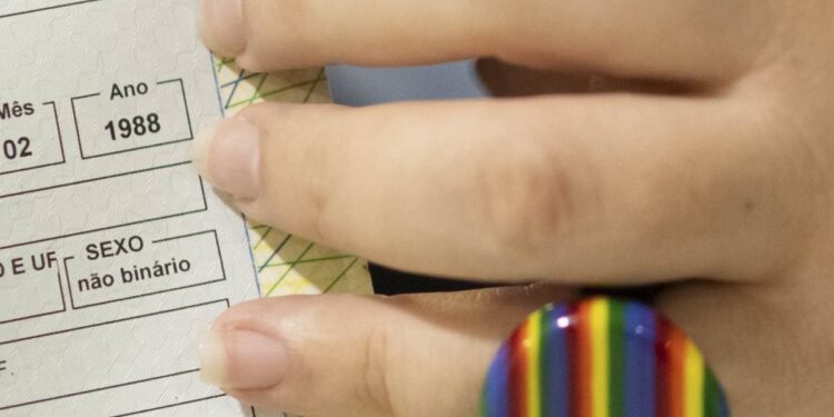 Não-binário, brasiliense comemora certidão com mudança de gênero