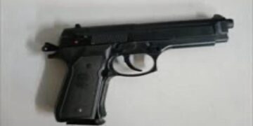 Homem e adolescente são detidos cometendo assaltos em pontos de ônibus