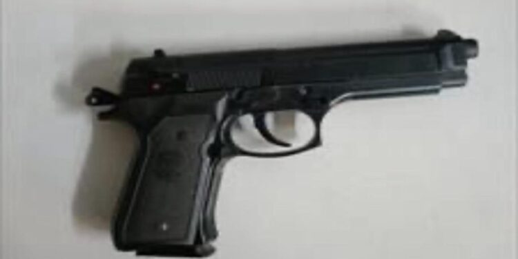 Homem e adolescente são detidos cometendo assaltos em pontos de ônibus