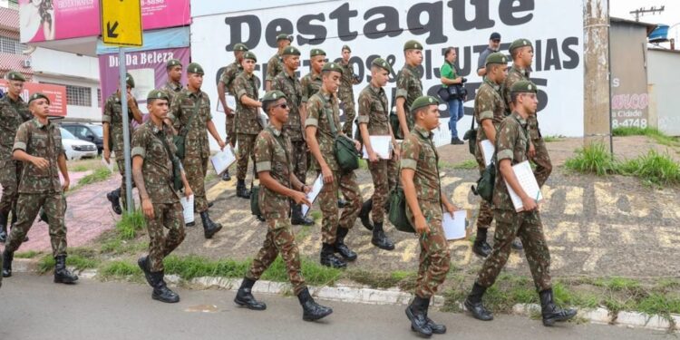 Guerra contra dengue: Exército inicia combate ao Aedes nas ruas do DF