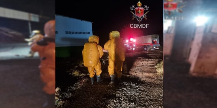 Bombeiros usam traje especial para conter vazamento de amônia
