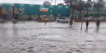 Forte chuva faz córrego transbordar e invadir casas na Vila Cauhy