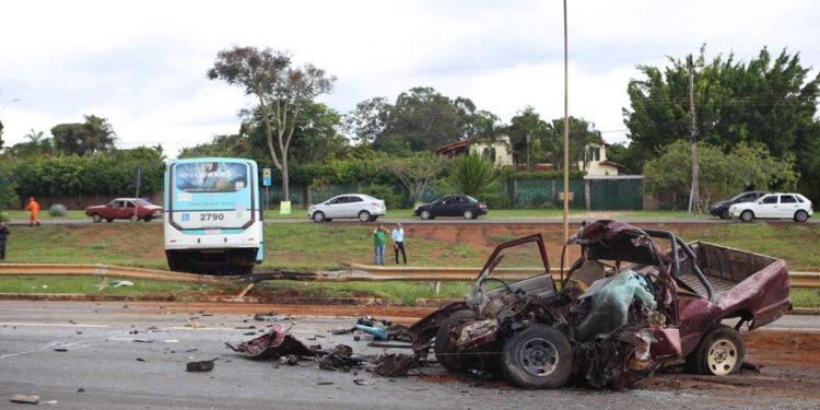 Motorista diz que carro bateu na contramão: “Tentei evitar o pior”