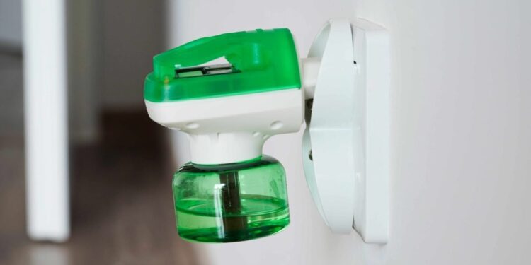 Repelente de tomada pode fazer mal à saúde. Saiba evitar riscos