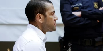 Daniel Alves paga fiança de 1 milhão de euros, e juízes esperam passaportes para libertar jogador
