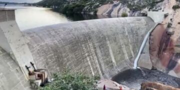 Açude de Gargalheiras inicia sangria após 13 anos e sertanejos comemoram com fogos e orações