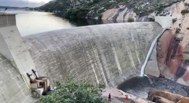 Açude de Gargalheiras inicia sangria após 13 anos e sertanejos comemoram com fogos e orações