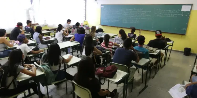 Desafios persistentes na inclusão de alunos com autismo em escolas comuns