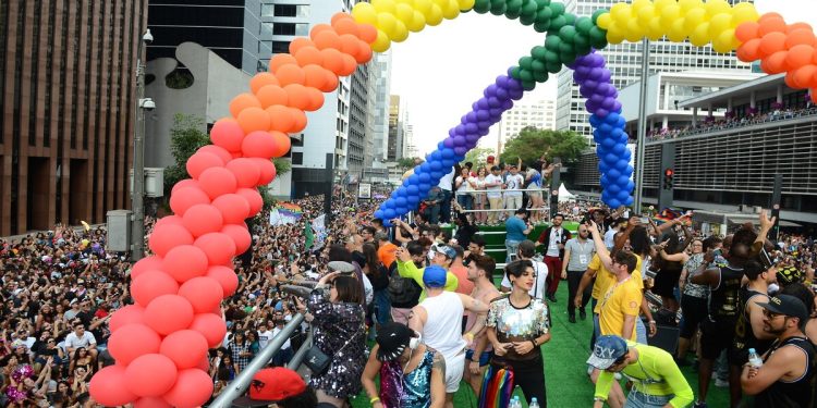 Apesar de restrições, Philip Morris patrocina evento cultural na parada LGBTQIA+ de SP