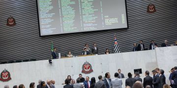 Pancadaria na Alesp prova que alunos estão certos em protestar contra PMs nas escolas