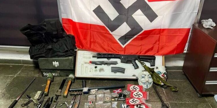 Polícia apreende armas e materiais com símbolos neonazistas na região central de São Paulo