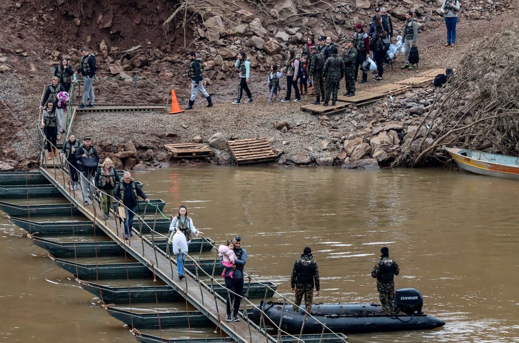 Lajeado (RS), 19/05/2024 – CHUVAS RS- PONTE FLUTUANTE - Centenas de pessoas estão passando diariamente por uma passarela flutuante que liga as cidades de Lajeado a Arroio do Meio. A ponte que atravessava o Rio Forqueta, afluente do Rio Taquari, levando as pessoas de Lajeado até Arroio de Meio desabou com a cheia do rio, deviado às últimas fortes chuvas. Foto: Rafa Neddermeyer/Agência Brasil