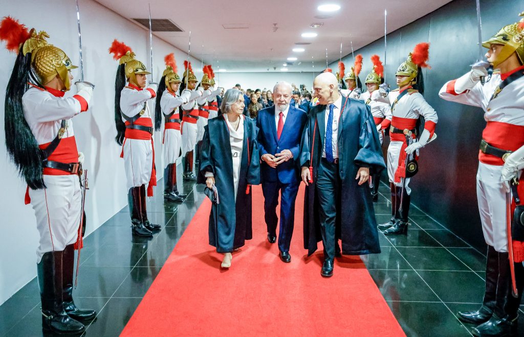 03.06.2024 - Presidente da República, Luiz Inácio Lula da Silva, durante a Sessão Solene de Posse da Ministra Cármen Lúcia e do Ministro Nunes Marques nos cargos de Presidente e Vice-Presidente do Tribunal Superior Eleitoral (TSE). Na foto (da esquerda para a direita): Presidenta do Supremo Tribunal Eleitoral (TSE), Ministra Cármen Lúcia; Presidente da República, Luiz Inácio Lula da Silva e o Ministro do Supremo Tribunal Federal (STF), Alexandre de Moraes. . Brasília - DF. Foto: Ricardo Stuckert / PR
