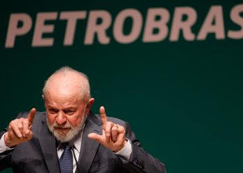 Petróleo vai financiar transição energética, diz nova presidente da Petrobras em cerimônia de posse