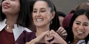 Claudia Sheinbaum (Morena) cumprimenta apoiadores no encerramento da campanha. Foto: Eduardo Verdugo/Associated Press