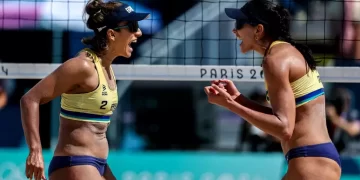 Foto: Bárbara Seixas e Carol Solberg em partida do vôlei de praia nos Jogos Olímpicos de Paris-2024 (Miriam Jeske/COB)