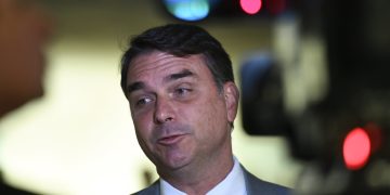 Flávio Bolsonaro paga R$3,4 milhões para quitar mansão comprada no Lago Sul
