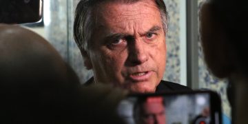 PF decide indiciar Bolsonaro nos inquéritos das joias e das vacinas
