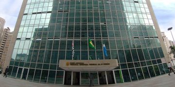 TRF-3 paga aula de etiqueta para ensinar juízes a usar talheres