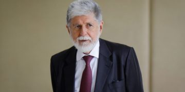 Kamala Harris é candidata natural para não “esfacelar” democratas, diz Celso Amorim