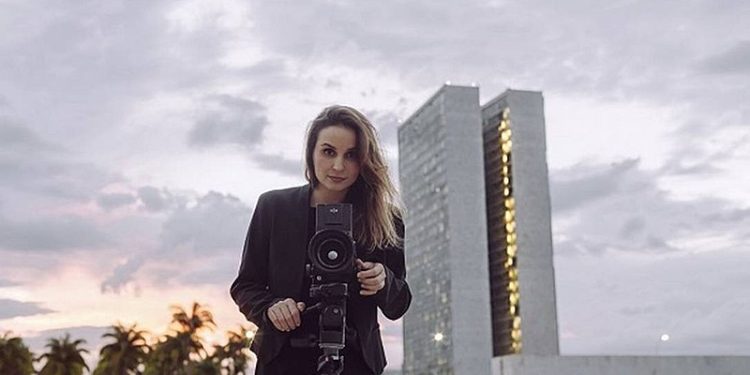 Petra Costa durante filmagem em Brasília - Divulgação