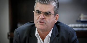 Ex-prefeito de Duque de Caxias foi beneficiário do suposto esquema de fraude em cartões de vacinação, diz PF