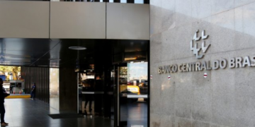 Mercado financeiro eleva projeções para inflação, câmbio e crescimento econômico em 2024