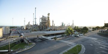 Petrobras chega à fase final de avaliação para recomprar refinaria baiana privatizada sob Bolsonaro