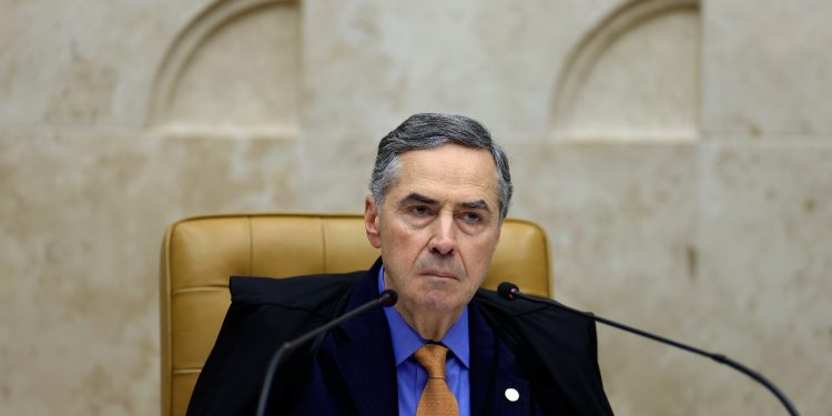 Barroso defende que X cumpra ordens judiciais no Brasil e diz que comportamento da rede social é inaceitável