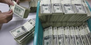 Incertezas fiscais e risco de descumprimento de metas aumentam tensão no mercado, com alta do dólar e queda na bolsa