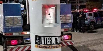 Prefeito de Maceió derruba totens de vigilância e gera impasse com governo estadual