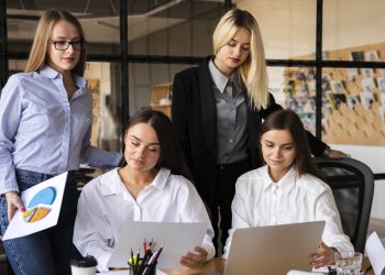 Crescimento de empregos formais para mulheres supera o de homens em 2024, mas desigualdade salarial persiste