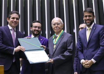 Ex-presidente José Sarney é homenageado na Câmara dos Deputados pelos 40 anos da redemocratização