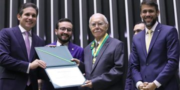 Ex-presidente José Sarney é homenageado na Câmara dos Deputados pelos 40 anos da redemocratização