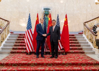 Secretário do Tesouro dos EUA, Scott Bessent, e vice-premiê da China, He Lifeng, em Londres United States Treasury/Handout