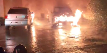 Veículo usado em atentado contra policial militar é incendiado dentro da delegacia em Paraty