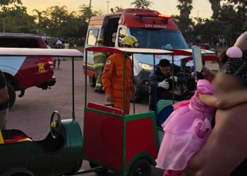Vídeo: trenzinho tomba e deixa mãe e filho feridos no Taguaparque
