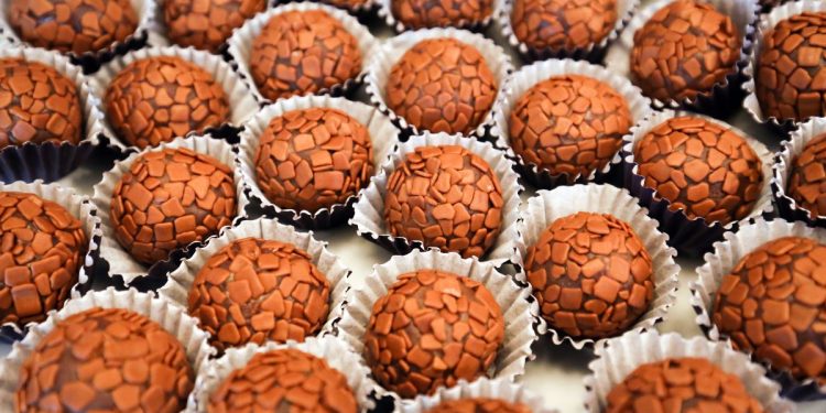 Mulher tenta matar marido, cabo da Aeronáutica, com doce envenenado