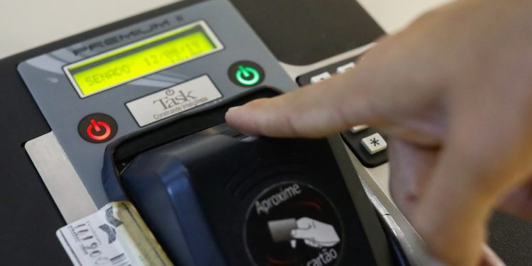 Servidor público passa dois anos batendo ponto mas ia para casa dormir