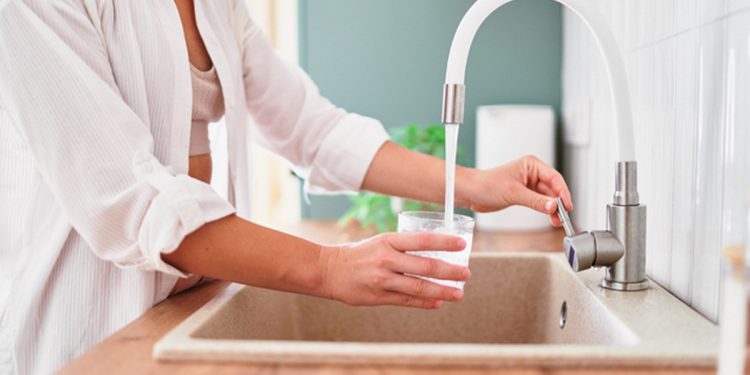 O que há por trás da onda de desconfiança sobre flúor na água