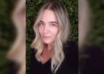 Mulher descobre ser autista após diagnóstico do filho: “Reprimi tudo”